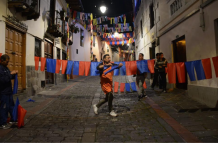 Daniel Suscal, del restaurante Añoranza en La Ronda, Centro de Quito, espera que los ciudadanos se animen a festejar en esta calle.