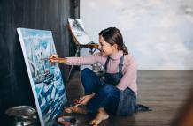 mujer-artista-pintando-en-estudio