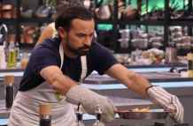 Hugo Quintana durante su preparación en MasterChef Celebrity Ecuador 3.