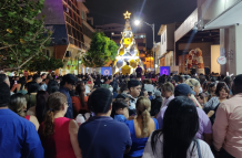 Ciudadanos bailan en la calle Imbabura durante la reactivación nocturna en la Zona Rosa de Guayaquil.