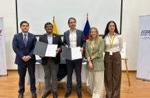 Firma del acuerdo, entre Ministerio de Producción y MercadoLibre Ecuador.