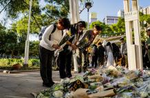 Ofrendas florales en memoria de las víctimas del incendio de Hong Kong
