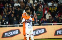 Domínguez y Cornejo de Liga de Quito en el festejo de llegar a la final de Copa Ecuador.