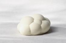 "Cloud Dancer": El Blanco Sereno de Pantone es la Respuesta a un Mundo Frenético en 2026