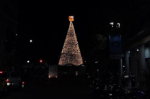 El árbol de Navidad de 12 metros en el Malecón 2000 ilumina Guayaquil este 4 de diciembre de 2025.
