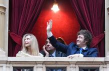 Javier Milei (d), saludando junto a su hermana Karina