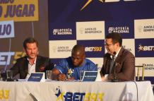 José Enrique Rivas, Enner Valencia y Julio César Alvarado en la firma del goleador como embajador de la marca Bet593.