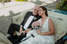 Marcela Aguiñaga junto a su padre, Roosevelt Aguiñaga.