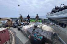Siete ciudadanos ecuatorianos fueron trasladados a Manta tras ser aprehendidos en tres operaciones ejecutadas en alta mar.
