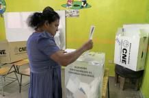 Persona vota en Honduras