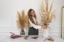 mujer-trabajando-con-plantas-secas-plano-medio