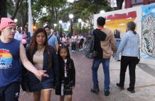 gente abrigada en el Malecón de Guayaquil