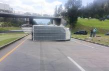 El volcamiento de un camión obligó a cerrar totalmente el paso en un tramo de la avenida Simón Bolívar.