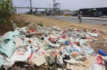 Basura en viales de La Aurora