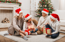 Decoración navideña al estilo USA conlleva luces y adornos, ideal para hogares en Ecuador.