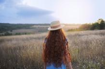 vista-posterior-chica-con-sombrero