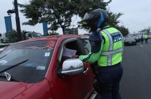 agente de ATM citando a conductor