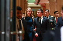 El presidente Daniel Noboa junto a su esposa, en Emiratos Árabes, asistió a Embassy of Nature - Casa Ecuador.