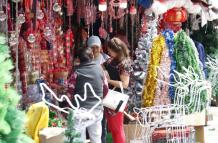 Los colores y objetos decorativos de la Navidad se posan en distintos puntos de la ciudad, con conciertos y ferias, para atraer a los visitantes.