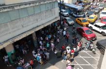 congestión vehicular y movimiento peatonal en la Bahía