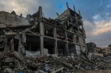 Edificio parcialmente destruido en Gaza