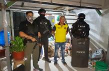 La Policía Nacional ejecutó 12 allanamientos simultáneos en las provincias de Guayas y Azuay.