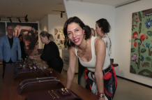 Joyas y pintura en una exposición de arte creativo