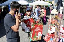 Productos de decoración y regalos se ofrecen en las ferias de Navidad, ubicadas en el norte y sur de Quito.