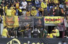 Hinchas llevaron cartelones en honor a Mario Pineida.