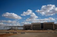 una vista del ferrocarril egipcio Green Line Electric Express, en construcción en la Nueva Capital Administrativa, al este de El Cairo