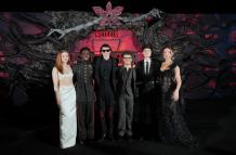 Sadie Sink, Caleb McLaughlin, Finn Wolfhard, Gaten Matarazzo, Noah Schnapp y Millie Bobby Brown en la premier de Stranger Things.