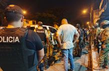 Policías requisaron a varios militares tras denuncias de presunto hurto durante un allanamiento.