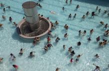 Personas en la piscina en São Paulo