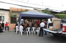 Familiares de Víctor Estrada durante el velorio en Guayaquil, tras el trágico ataque.