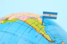 Los trabajadores cortan carne en el frigorífico H&H de Buenos Aires el 5 de diciembre de 2025.