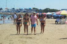 Turistas disfrutan de las playas de Santa Elena durante el feriado de inicio de año.
