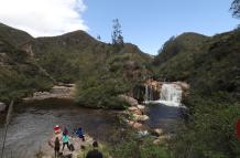 Un grupo de turistas disfrutan de la cascada El Rodeo, que queda en el cantón Oña, provincia Azuay.