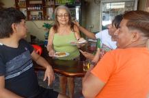 DEVORA ATENDIENDO A LOS CLIENTES CON LAS TOSTADAS.