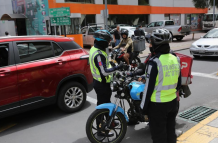 En la av. Diego de Almagro, norte de Quito, un agente civil de tránsito recuerda la normativa a un motociclista.