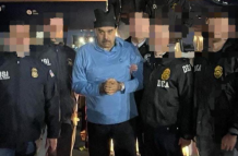 Nicolás Maduro es escoltado por agentes federales tras su llegada a Nueva York.