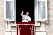 El papa León XIV desde la ventana del Palacio Apostólico haciendo un llamado a la paz y el bienestar del pueblo venezolano.