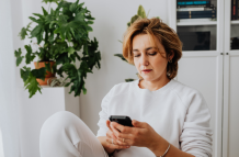 Vaguebooking: Qué Es y Por Qué Publicamos Mensajes Crípticos en Redes