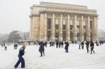 Nevada cerca de la Torre Eiffel en París, Francia,