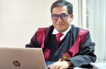 El presidente de la Corte Nacional de Justicia (CNJ), José Suing, confirmó que su hijo ocupa un cargo de Gobierno en el Consulado en Madrid, España.