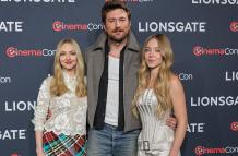 Amanda Seyfried. Brandon Sklenar y Sydney Sweeney