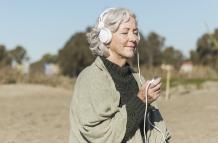 tiro-medio-anciana-escuchando-musica