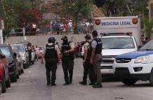 El crimen ocurrió en la vía pública; los cuerpos quedaron tendidos en la calzada.