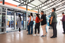 Usuarios esperando en la estación de la Metrovía