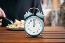 despertador-de-primer-plano-sobre-un-fondo-de-alimentos-borroso