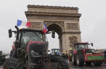 Agricultores franceses protestan, junto al Arco del Triunfo